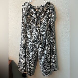 Cuteeee flowy palm pants
